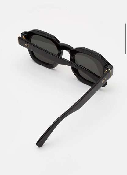 Saluto Black
